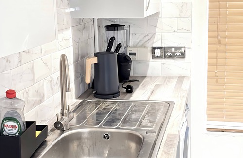 Bilston Casa | Bilston 3-Bed Town House, Sleeps 9 - Groups