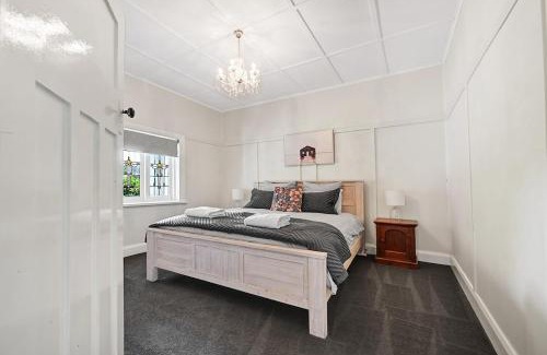 Orange Casa | Bindi Cottage, Spacious & Unique, Opposite Pool