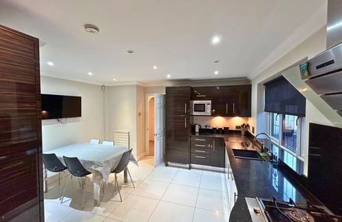 Binfield Chalet De Esquí | Binfield: Beautiful Five Bedroom (Three Bath) House