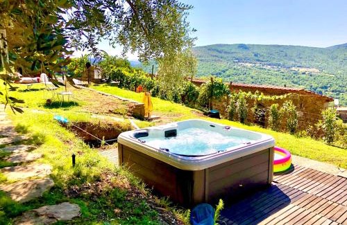 Pieve di Chio Casa | Bio Agriturismo Alba Etrusca di Cortona - Organic Farmhouse- Appartamento Lavanda-Appartamento Rosmarino - vasca idromassaggio esterna