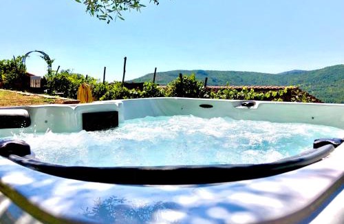 Pieve di Chio Casa | Bio Agriturismo Alba Etrusca di Cortona - Organic Farmhouse- Appartamento Lavanda-Appartamento Rosmarino - vasca idromassaggio esterna