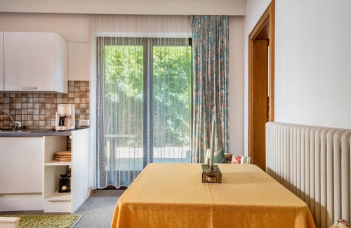 Lagundo Apartamento | Biobauernhof Toellerhof 'Zimmer 5' con vistas a la montaña, piscina compartida y Wi-Fi