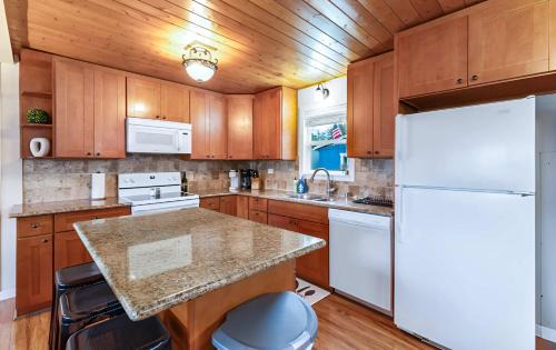 Birch Bay Casa | Birch Bay Retreat between creek and bay