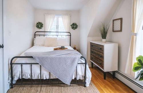 Weston Cabaña | Birch Hollow Cottage: a riverside Vermont retreat