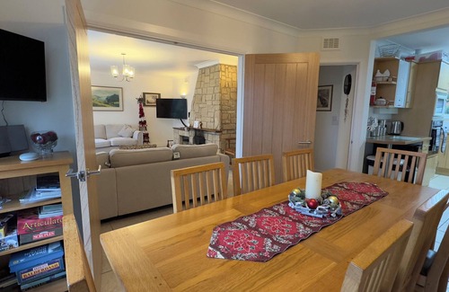 Longham Cabaña | BIRCHCROFT HIDEAWAY, pet friendly, with hot tub in Ferndown