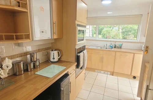 Longham Cabaña | BIRCHCROFT HIDEAWAY, pet friendly, with hot tub in Ferndown