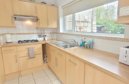Longham Cabaña | BIRCHCROFT HIDEAWAY, pet friendly, with hot tub in Ferndown