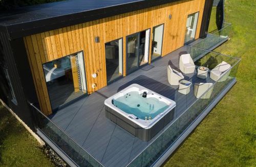 Garve Casa | Birches Lodge with Hot Tub