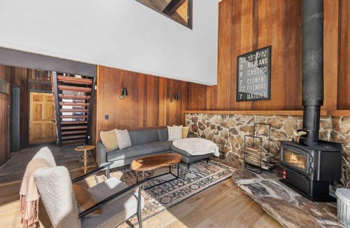 Alpine Meadows Casa | Birchwood Retreat by Tahoe Getaways - Newly Remodeled Pet Friendly Home in Alpine Meadows with Wood Fireplace, Hot Tub & Ski Shuttle!