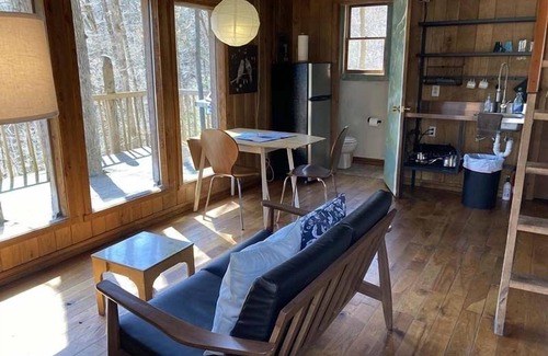Slade Casa | Bird Nest Cabin: A Charming Hideaway Close to Natural Bridge, Dining, and Trails