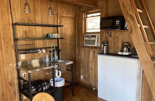 Slade Casa | Bird Nest Cabin: A Charming Hideaway Close to Natural Bridge, Dining, and Trails