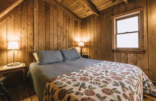 Slade Casa | Bird Nest Cabin: A Charming Hideaway Close to Natural Bridge, Dining, and Trails