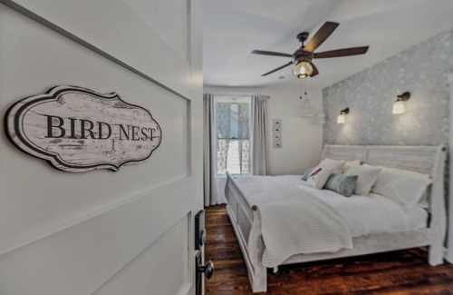 Berkeley Springs Cama Y Desayuno | Bird Nest Suite In Town!- Inside the Grand Castalian Inn B&B