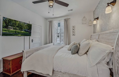 Berkeley Springs Cama Y Desayuno | Bird Nest Suite In Town!- Inside the Grand Castalian Inn B&B