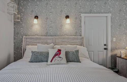 Berkeley Springs Cama Y Desayuno | Bird Nest Suite In Town!- Inside the Grand Castalian Inn B&B