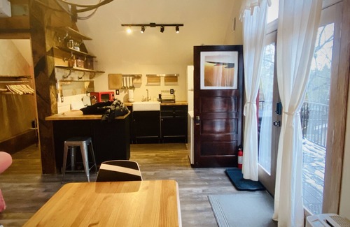 East Central Apartamento | Bird's Nest Hideaway University Historic District
