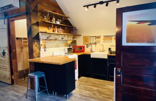 East Central Apartamento | Bird's Nest Hideaway University Historic District
