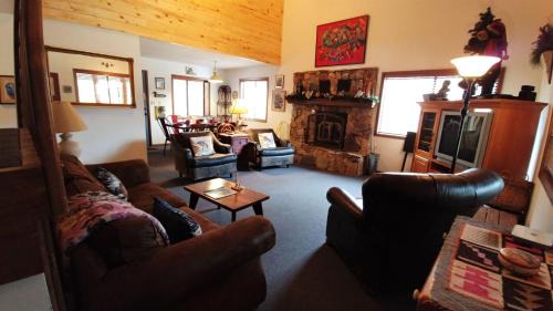 Red River Casa | Birds and Bears Retreat - On The River - Pet Friendly - WiFi - Satellite - Washer - Dryer - Large Deck - Grill - Fenced In Yard
