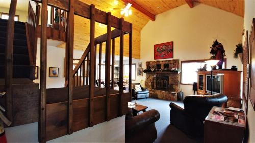 Red River Casa | Birds and Bears Retreat - On The River - Pet Friendly - WiFi - Satellite - Washer - Dryer - Large Deck - Grill - Fenced In Yard