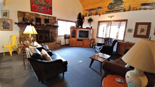Red River Casa | Birds and Bears Retreat - On The River - Pet Friendly - WiFi - Satellite - Washer - Dryer - Large Deck - Grill - Fenced In Yard