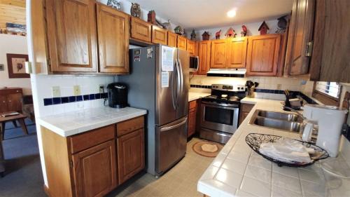 Red River Casa | Birds and Bears Retreat - On The River - Pet Friendly - WiFi - Satellite - Washer - Dryer - Large Deck - Grill - Fenced In Yard