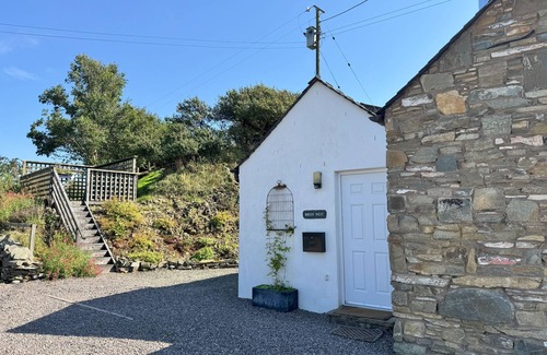 Castle Douglas Cabaña | Birds Nest - a cottage that sleeps 2 guests in 1 bedroom