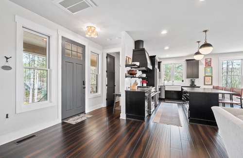 Nebo Casa | Birdsong | Fire Pit, Pet Friendly & Easy Access to Lake James!