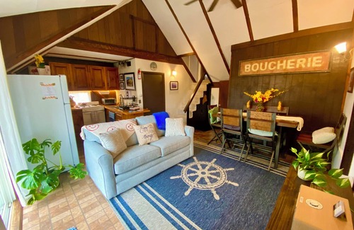 Waldoboro Apartamento | Birdsong Hilltop 2BR w/ Private Balcony + 2 Fire Pits + Peaceful Setting