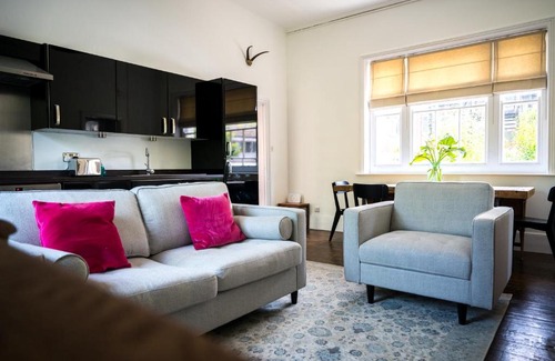Worthing Apartamento | Birdsong & Pine: parking & garden