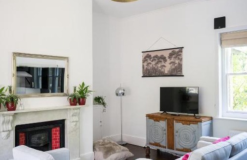 Worthing Apartamento | Birdsong & Pine: parking & garden