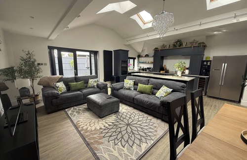 Birkdale Casa | Birkdale Links Lodge - Ideal for golf stays and larger families.