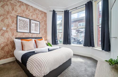 Birkenhead Casa | Birkenhead Haven - Sleeps 14 - Family and Group Stay