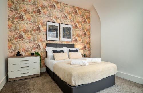 Birkenhead Casa | Birkenhead Haven - Sleeps 14 - Family and Group Stay