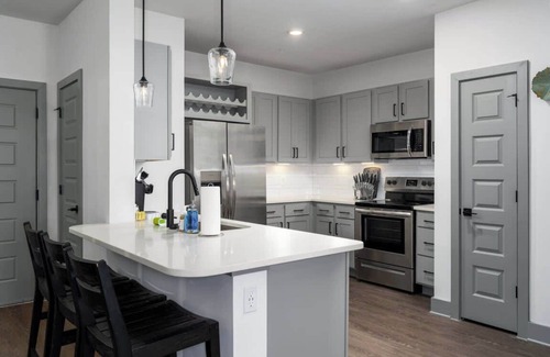 Crestline Heights Apartamento | Birmingham Luxury: 2BR Apartment w/ Pool & Gym