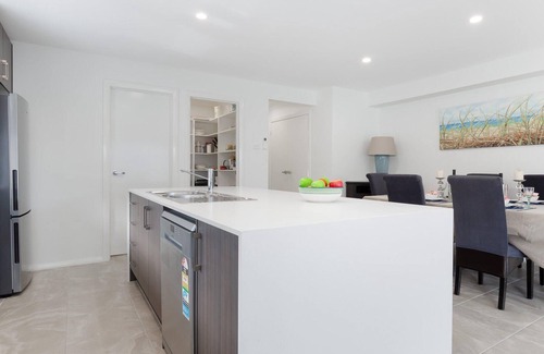 Anna Bay Casa | 'Birubi Breezes', 2/7 Fitzroy St - Duplex grande con aire acondicionado, WIFI y a solo 5 minutos a pie de la playa