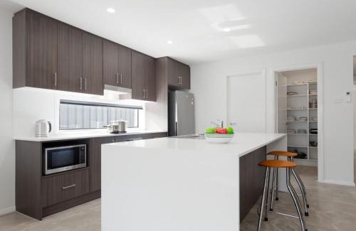 Anna Bay Casa | Birubi Breezes 2 Large Duplex with Air Conditioning WI FI and only 5 minute walk to the beach