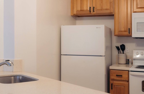 Downtown Honolulu Condominio | Bishop Suites at Executive Centre, 1-Bedroom Mountain View Suite + Full Kitchen