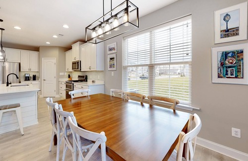 Millville Casa | Bishops Landing townhome with screened porch, patio, on-site pool & tennis