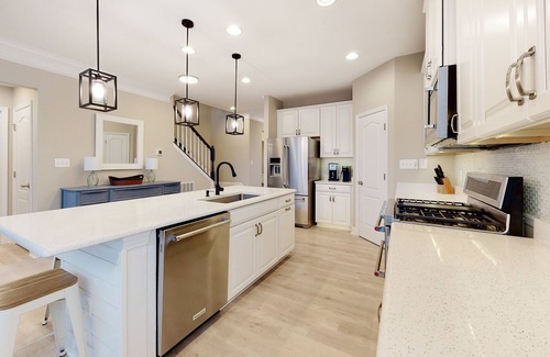 Millville Casa | Bishops Landing townhome with screened porch, patio, on-site pool & tennis
