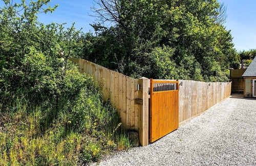 Bishops Tawton Casa | BISHOPS TAWTON SNOWDROP COTTAGE | Hot Tub available - sleeps 6 guests in 3 bedrooms