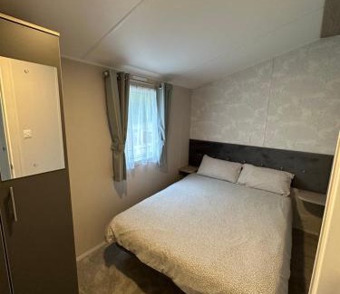 Irstead Casa | Bishy Barnabee, Waxham, nr Sea Palling, Dog friendly, Private path to the beach