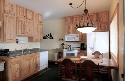 Gardiner Cabina | BISON HALLOW on the YELLOWSTONE RIVERFRONT