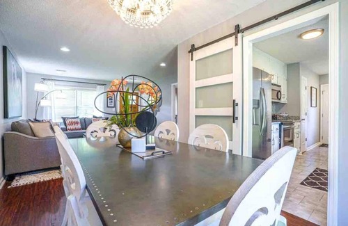 Madison Casa | ‘Bit-O-Glam’ Welcomes You! Beautiful 3 Bedroom 2 Bath Home!