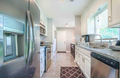Madison Casa | ‘Bit-O-Glam’ Welcomes You! Beautiful 3 Bedroom 2 Bath Home!