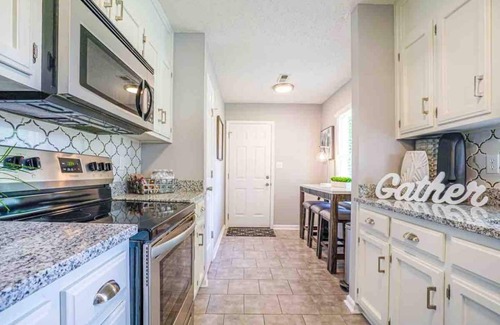 Madison Casa | ‘Bit-O-Glam’ Welcomes You! Beautiful 3 Bedroom 2 Bath Home!