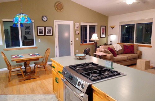 Columbia Casa | Bixel Bungalow- Cottage in Gold Rush Columbia