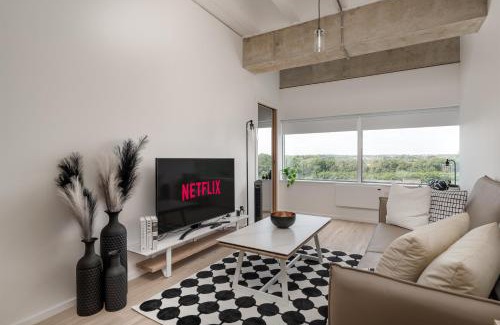 Central Milton Keynes Apartamento | Black and White 1 BR Business stays Above MK Train Station