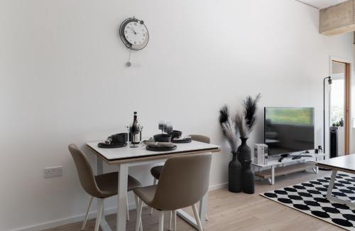 Central Milton Keynes Apartamento | Black and White 1 BR Business stays Above MK Train Station