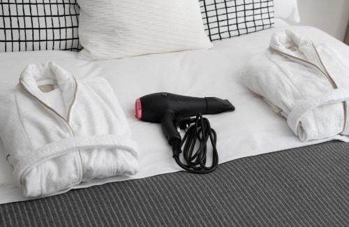 Central Milton Keynes Apartamento | Black and White 1 BR Business stays Above MK Train Station