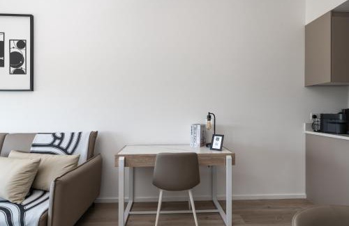 Central Milton Keynes Apartamento | Black and White 1 BR Business stays Above MK Train Station